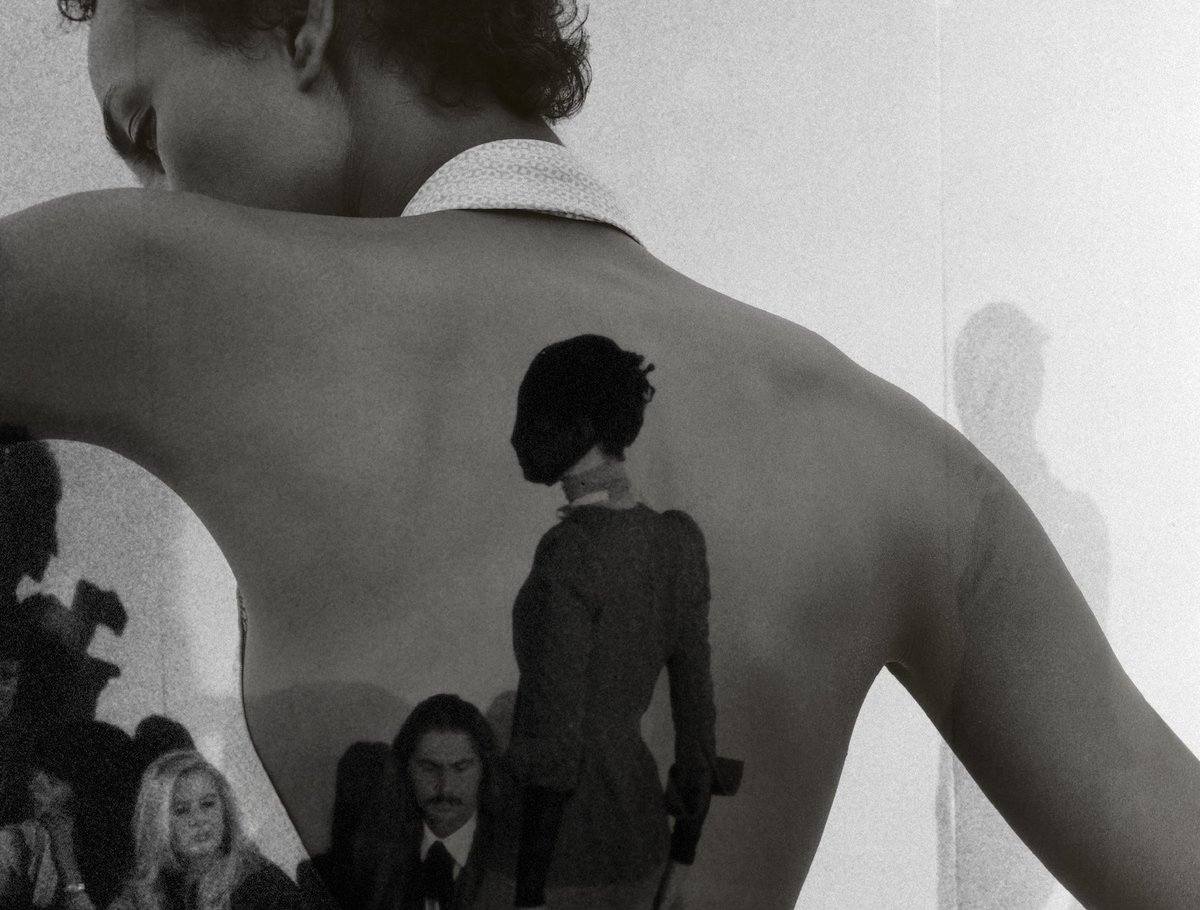 アート・デザイン・音楽 Larsson Annika - Dog / Caroline Corbetta Caroline Corbetta's Il Crepaccio Celebrates Its Birthday in