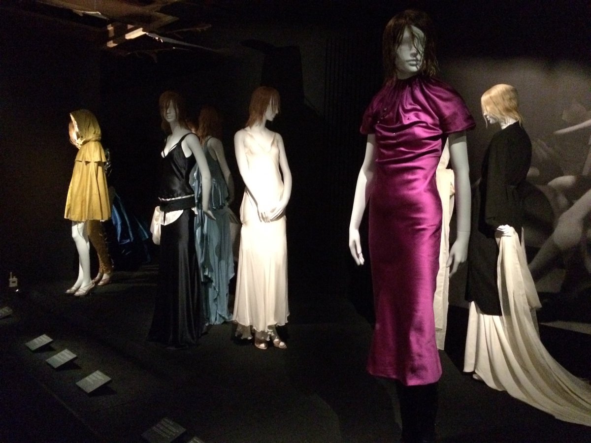 Olivier Theyskens – She walks in beauty at the MoMu Fashion