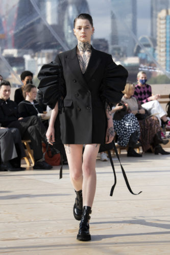 taylan on X: Alexander McQueen's funeral/final fashion show.   / X