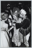 Elsa Shiaparelli dansant avec un homme portant une jacquette Shiaparelli lors d'un bal de Fath à Corbeille en 1951 (Titre factice)
