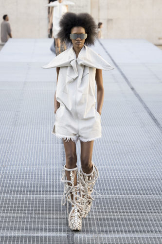 Model on the runway at the Rick Owens fashion show in Paris, Spring Summer 2027 Ready To Wear Fashion Week, Runway Look #015