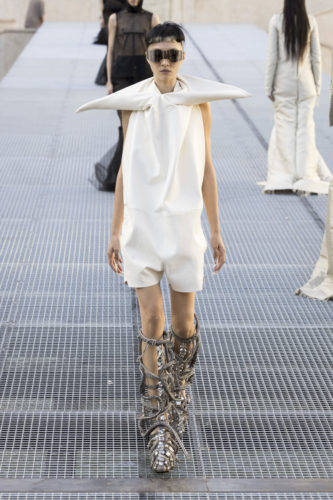 Model on the runway at the Rick Owens fashion show in Paris, Spring Summer 2027 Ready To Wear Fashion Week, Runway Look #016