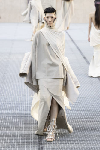Model on the runway at the Rick Owens fashion show in Paris, Spring Summer 2027 Ready To Wear Fashion Week, Runway Look #027