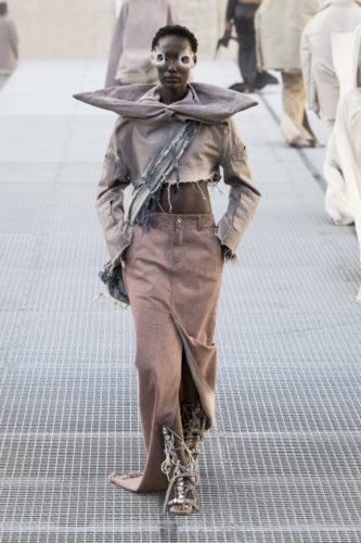 Model on the runway at the Rick Owens fashion show in Paris, Spring Summer 2027 Ready To Wear Fashion Week, Runway Look #038