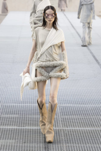 Model on the runway at the Rick Owens fashion show in Paris, Spring Summer 2027 Ready To Wear Fashion Week, Runway Look #041