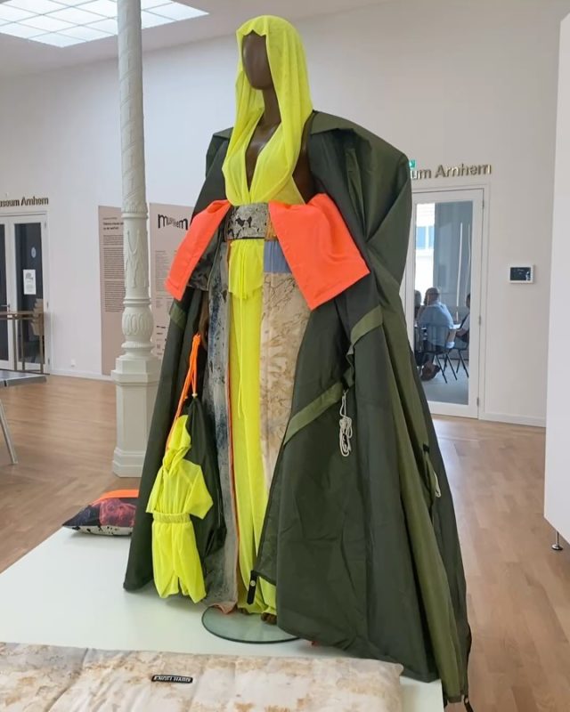 IMPACT OF WAR at Museum Arnhem by @engelhard_fashion ☮️💜

“Personal stories about the impact of war on people, from 80 years ago to now, form the basis of the fashion collection Impact of War. Fashion designer Mirte Engelhard uses fashion as a language to tell stories. In collaboration with nine individuals, Mirte creates a collection of nine outfits in which the experience of war and freedom becomes visible. Stories come to life through the use of leftover materials, upcycling, and manipulation of sustainable fabrics. The shape, choice of colours, and details of the outfits reflect both the past and the present. This creates a narrative that offers a glimpse into someone’s inner self, as an illustration of memories.”
– @museum.arnhem

Selected show by @oficina.gabardine X @asvof 💥
🎥/📷: © Marcelo Horacio Maquieira Piriz

On view until 03.08
Tuesday to Sunday 10am – 5pm
 
Museum Arnhem
Utrechtseweg 87
6812 AA Arnhem (NL)

@museum.arnhem
@engelhard_fashion 
For more information please visit: Bridgetoliberation.nl
#impactofwar #mirteengelhard #fashion 
#exhibition #exposition #dekoepel 
#museumarnhem #arnhem