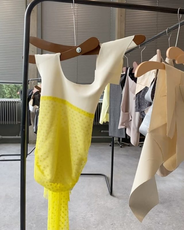 👀💞 Class of 2025 – EXPO by FASHION DEPARTMENT RIETVELD ACADEMIE BA 💘👀
@rietveld.fashion
@rietveldacademie

🕶️1&2: Leah Mann - @leahmannstudio
🕶️3&4: Larissa de Jager - @larisssadejager
🕶️5&6: Meike Bouman - @sm1kkel 
🕶️7&8: Pluk van Herwijnen - @plukvanherwijnen
🕶️9&10: Tyra Plucer-Sarna - @sgeetje
🕶️11&12: Expo entrance – congratulations to the all new fashion artists!

📷/🎥: Expo photos/videos by Marcelo Horacio Maquieira Piriz
📷: Lookbook photos by Nikola Lamburov - @nikolalamburov
Selected looks by @oficina.gabardine X @asvof ✨

#RietveldFashion
#GerritRietveldAcademie2025
#graduation2025

Exhibition: graduated students guided by
Angeliki Tzortzakaki @paradise_host & Tenant of Culture @tenantofculture
Special thanks to @martijndenboer & @jan_schoon❣️
