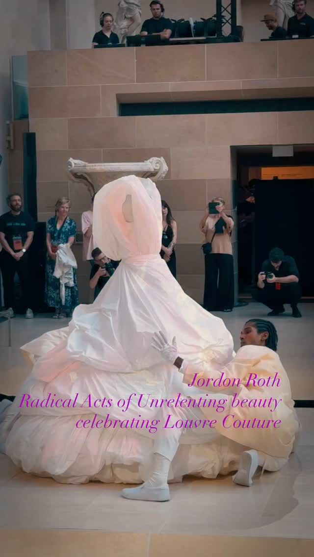 Jordon Roth performed #radicalactsofunrelentingbeauty at the Louvre Museum's Cour Marley it marked the end of @hautecoutureweek and was free and open ti the public industry giants were there from @thombrowne , Andrew Bolton, @madamedebrashaw @stephenjonesmillinery , @lalamichmich @jenna_____________________ and many more @lucienpages @lucienpagescommunication after the performance you had the opportunity to walk through the museum and visit #louvrecouture Jordon's performance wS in 3 acts Red, Wings and Pyramid