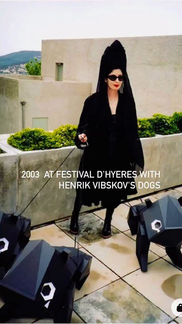 For 9 years @disciplefilms and I used to film the making of Festival d'Hyeres. In 2003 @henrikvibskov was in the competition and was being followed around by national tv of Denmark. He created these dogs that later showed up giant size at Palais de tokyo.