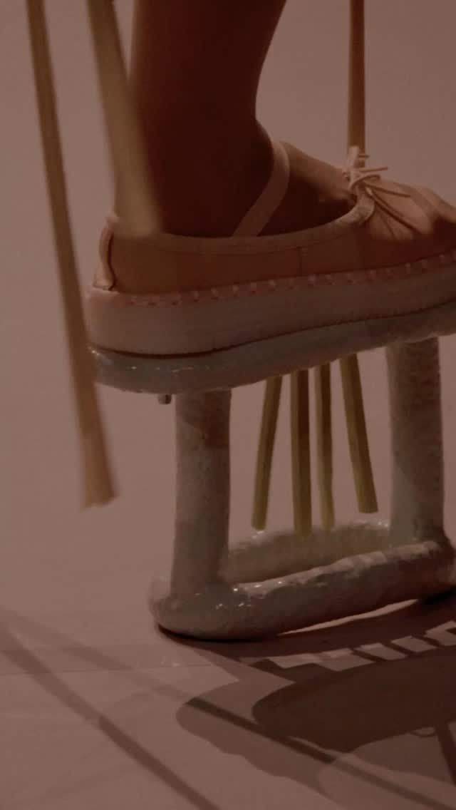 LISA KONNO’s masquerade is FIGURE – dance it!
@lisakonno
🩰ྀི

𝜗𝜚 Clothing as a musical instrument
During her first exploration of combining textiles and ceramics — for her solo exhibition The Porcelain Body in 2024 — Lisa Konno discovered the beauty of the ticking, creaking, and jingling sounds produced when ceramics move around a body. In Figure, she continues her research into the many possibilities of these sounds. Her unique garments, crafted from textile and ceramic, evolve into musical instruments and simultaneously form the foundation of the movement vocabulary that choreographer Peter Leung created for the project.

𝜗𝜚 From means of expression to ceramic corset
In addition to the music and choreography, the narrative of Figure is also shaped by Konno’s creations. Through her garments, the audience is guided through a woman’s life journey, experiencing how her relationship with her appearance and beauty changes across the different stages of her life. The works also illustrate the various roles that fashion can play — from a means of expression to a rigid ceramic corset. When does fashion empower, and when does it oppress? And how can fashion have relevance without imposing ideals of beauty?”
– @nationaleoperaballet

Dates
30 – 31 January 2026
 
Concept, story, direction and designs: Lisa Konno
Choreography & Co-direction: Peter Leung
Music: Ricky Cherim (Meetsysteem)
Dancers: Matchima Josephine Flos, Rachele Chinellato & Veronika Rakitina
Supported by: Stimuleringsfonds, Amsterdams Fonds voor de Kunst, Amarte Fonds, Textiel Museum & the European Ceramic Work Centre (EKWC).

Show selected by @oficina.gabardine X @asvof ✨
🎥: © @salmiak.studio - Courtesy of Pr