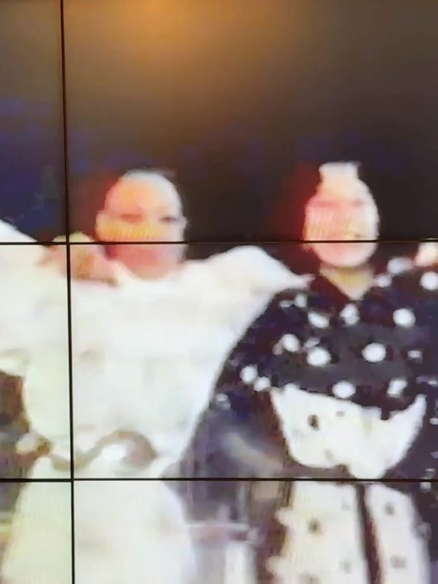 Love for craftsmanship by Chinese-Dutch fashion designer @fong_leng ❤️‍🩹🎨

FONG-LENG & FANS | 60 Years of Fashion & Fame

“Fong-Leng has been a unique player in the Dutch fashion and design world for 60 years. Her colorful and extravagant fashion creations have always attracted a lot of attention and continue to inspire young designers to this day. They praise her daring, her figurative scenes, her phenomenal techniques, her attention to craftsmanship and her swirling pleats. There are also several fans who passionately collect Fong-Leng’s work.

Fong-Leng & Fans - 60 Years of Fashion & Fame demonstrates her influence on the Dutch fashion world through her own creations and those of other designers. Fong-Leng’s development from a fashion designer with great international success to a visual artist is also highlighted. She now translates the visual spectacle that her three-dimensional fashion once brought into two-dimensional works, on which she says she “paints with leather and suede. Fong-Leng & Fans - 60 Years of Fashion & Fame is a colorful journey through 60 years of aesthetic amazement.”
– @museumjan_amstelveen

All works selected by @oficina.gabardine X @asvof ✨
🎥/📷: © Marcelo Horacio Maquieira Piriz

On view until 06.04.2026
Museum JAN
Dorpsstraat 50
1182 JE Amstelveen (NL)

Simultaneously, the exhibition Fong-Leng and Mathilde / Chic le Freak is on display at Museum MORE | Kasteel Ruurlo