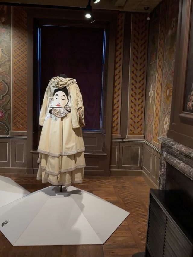 MORE love for craftsmanship by Chinese-Dutch fashion designer @fong_leng ❤️‍🩹🎨

FONG-LENG & MATHILDE | Chic Le Freak 

“Museum MORE | Ruurlo Castle presents the revolutionary creations of Dutch fashion icon Fong-Leng. The exhibition at Ruurlo Castle focuses on the flamboyant 1970s, and on Fong-Leng’s relationship with the ‘living artwork’ Mathilde Willink. Alongside a selection of unique, sculptural garments, MORE also presents denim designs that Fong-Leng created for Levi’s. New work by fashion photographer Ferry van der Nat shows just how contemporary Fong-Leng’s fashion remains today.”
– @museummore

All works selected by @oficina.gabardine X @asvof ✨
🎥/📷: © Marcelo Horacio Maquieira Piriz

On view until 28.06.2026
Museum MORE
Vordenseweg 2
7261 LZ Ruurlo (NL)

Simultaneously, the exhibition FONG-LENG & FANS | 60 Years of Fashion & Fame is on display at Museum JAN Amstelveen