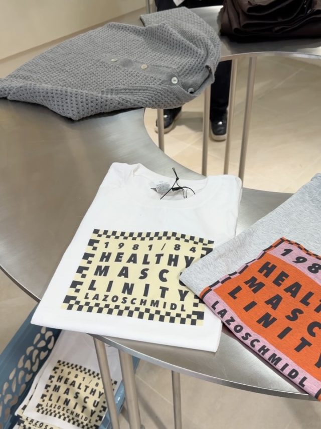 LAZOSCHMIDL FW2026: “pre-work, post-orgasmic” audio script
@lazoschmidl
ִֶָ. ..𓂃 ִֶָ🔊📜་༘࿐

“The apartment is quiet.
Clothes wait where they were left the night before.
Laundry hangs on thin metal hangers, slightly twisted, still remembering the shape of movement.
We like to imagine identity as something expressive.
But it is procedural.
Getting dressed is not about creativity.
It is about control.

The body moves automatically:
pants are ironed, not to impress, but to remove resistance.
Shirts are steamed, not because they will be noticed, but because wrinkles signal disorder.
Fabric is flattened the same way thoughts are flattened before work.
This is grooming as discipline.

The mirror appears.
Shoulders adjust.
Posture straightens.
The body is measured against itself.
Masculinity is shaped through proximity —

through correction, observation, care.
The private space becomes a rehearsal room for public life.
A final adjustment before stepping into the version of oneself that will be consumed by others.
This is where extremity becomes practical.
What is shown later has already been negotiated here.
We talk about authenticity as if it were natural.
But authenticity, like style, is produced.
Pressed.
Steamed.
Adjusted.”
– LAZOSCHMIDL

Showcase selected by @oficina.gabardine X @asvof ✨
🎥/📷: © Marcelo Horacio Maquieira Piriz

@lazoschmidl
@pr.you.consulting