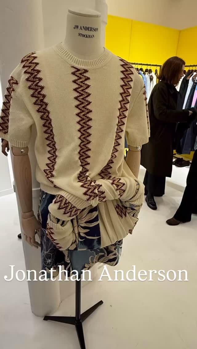 @jonathan.anderson @lucienpages You have to wonder how one man can propose so many collections in one short time. Bravo for that. Fun accessories of course, lots of handbags and liked the dresses and shoes were super fun.#parisfashionweek