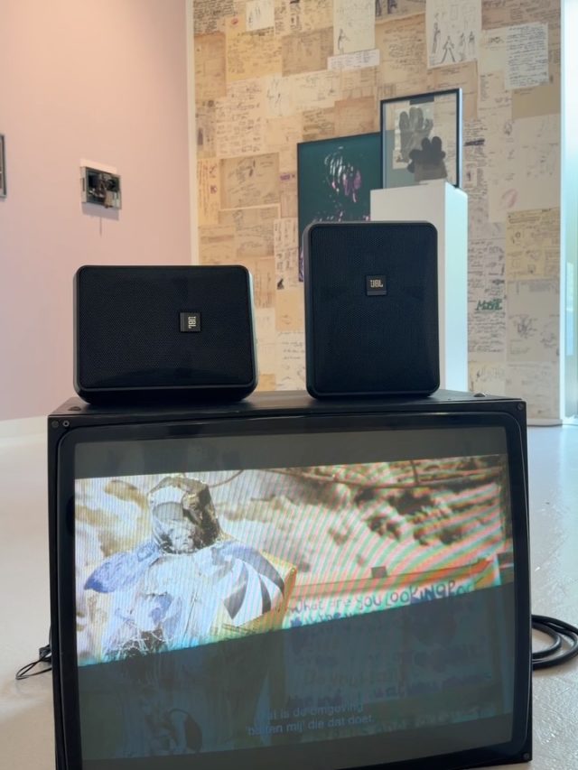 MARINA YEE, unseen works at Gallery Sofie Van de Velde
@marina.yee
ִֶָ. ..𓂃 ִֶָ🖤ྀིྀི🪽་༘࿐

“Many of the objects Marina Yee (1958-2025) used were damaged or forgotten. She felt drawn to what was broken or fragile, and gave these fragments a new place. By collecting, rearranging and sometimes simply holding them together with tape, she gave these vulnerable materials a second life. The gesture resonates with the tradition of the readymade, yet in Yee’s work it remains personal, light and intuitive.”
– @gallerysofievandevelde

On view until 10.05
Gallery Sofie Van de Velde
Léon Stynenstraat 21
2000 Antwerpen (BE)

Tuesday to Sunday, 1pm–6pm
Monday, closed

@marina.yee
@gallerysofievandevelde

Special thanks to @davidflamee
Show selected by @oficina.gabardine X @asvof ✨
🎥/📷: © Marcelo Horacio Maquieira Piriz