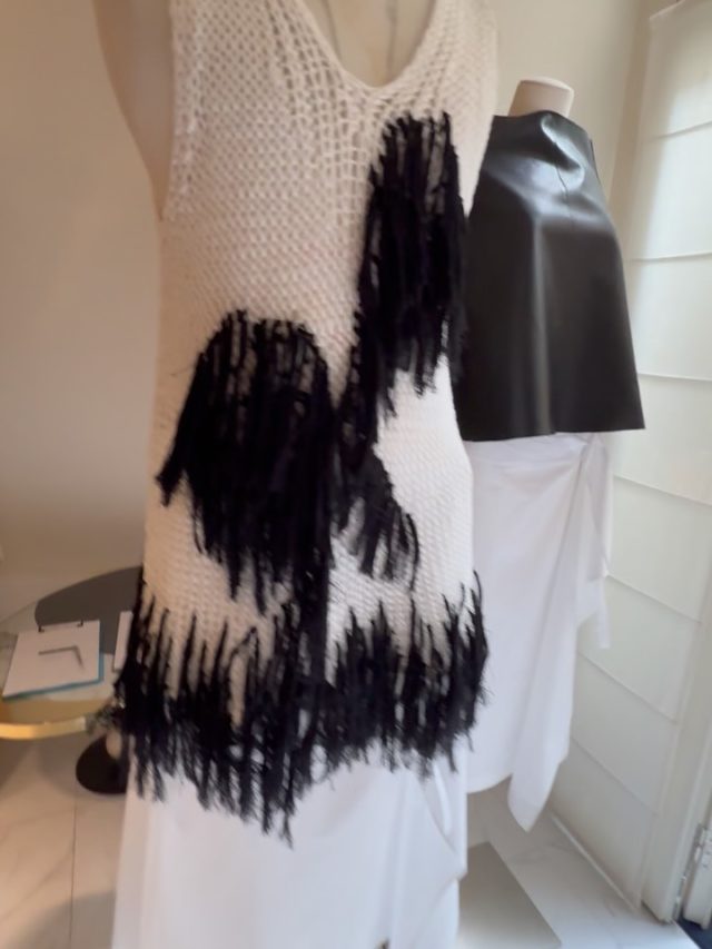 Every season I visit Giulio Sapio's showroom @sapiowebsite this season his gender fluid collection is made of very light weight textiles like a visionnaire for our future climate. Many transformational pieces like the one that is a cape, then a dress and finally a skirt. I love the knitted strasse closure that keeps the structure of your jacket when you sit down and of course the gossimer coats, sleeveless jacket and a mix of japanese and ecclesiastic looks. Bravo my friend and... nod to the fugative kind snakeskin of course.