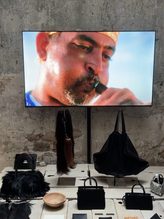 Eyes Wide Souk, is TALEL’s ss27 collection & exhibition:
@talelparis
ִֶָ. ..𓂃 ִֶָ👜🐫་༘࿐

“an immersive installation exploring memory through Moroccan juxtapositions”

by Artist
Pz Opassuksatit

Selected brand by @oficina.gabardine X @asvof ✨
🎥/📷: © Marcelo Horacio Maquieira Piriz