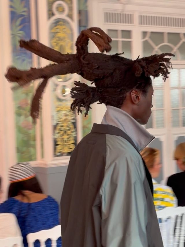 P.ANDRADE presented its second show - SAGRADO - on the official Paris menswear calendar with a collection inspired by Brazil’s festive subcultures
@p_____andrade
ִֶָ. ..𓂃 ִֶָ⚉📿་༘࿐

“P. Andrade is a Brazilian menswear brand founded and led by designers Pedro Andrade and Paula Kim. The label was born from the intersection of Brazilian culture, innovation, and sustainability, developing collections that explore themes such as regeneration, ancestry, technology, and responsibility throughout the production chain.”

Selected brand by @oficina.gabardine X @asvof ✨
🎥/📷: © Courtesy of Pr

@p_____andrade
