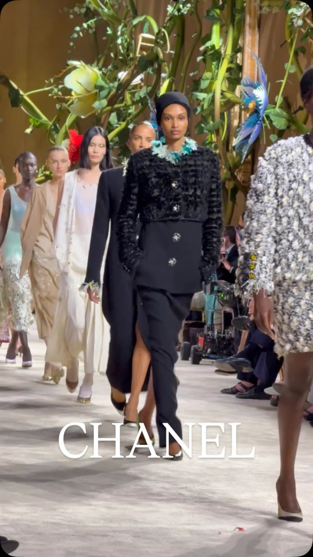 @chanelofficial I get the impression this season that all the major brands are trying to catch up and @matthieu_blazy keeps raising the bar. The pieces were beautiful, the set a fairy tale and the sound track so much fun