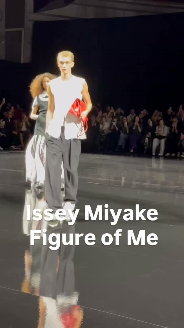 We are floating @isseymiyakeofficial a new textile that blows up like a balloon. the space between the body and the cloth. Joyful