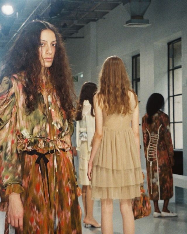 @meruert__tolegen @est.elle.est @parisfashionweek