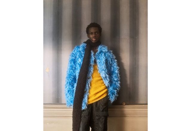 Read on @asvof 🕶: Androgyny Amplified at Dries Van Noten, Men’s Fall Winter 22 @driesvannoten

‘Abstract splashes of colour on suits and oversized puffer jackets, sequined pants in ruby red, flowers woven on an oversized shirt and a bomber jacket, baggy trousers… expressed a care-free youthfulness, celebrating gender-fluidity.’
– @aybrkcnn 

Selected looks by @oficina.gabardine X @asvof
@parisfashionweek
#parisfashionweek
#FallWinter22
#menswear
